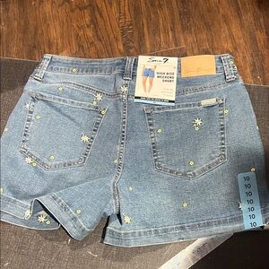 Ladies seven7 weekend shorts high-rise with daisies on them